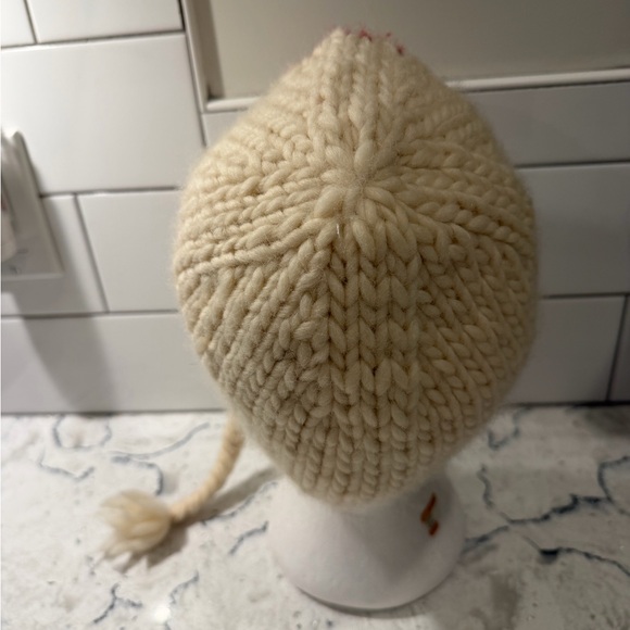 100 percent wool CANADA toque with earflaps &  tassels 
OS warm, attractive! - Picture 6 of 14